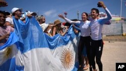 Los argentinos Eugenia Bosco y Mateo Majdalani celebran su medalla de bronce en la regata Nacra 17 mixta de los Juegos Olímpicos de París, el jueves 8 de agosto de 2024, en Marsella, Francia.