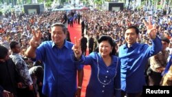 Presiden Susilo Bambang Yudhoyono bersama Ibu Negara Ani Yudhoyono dan putra mereka Edhie Baskoro Yudhoyono dalam sebuah kampanye 2009. (Foto: Dok)