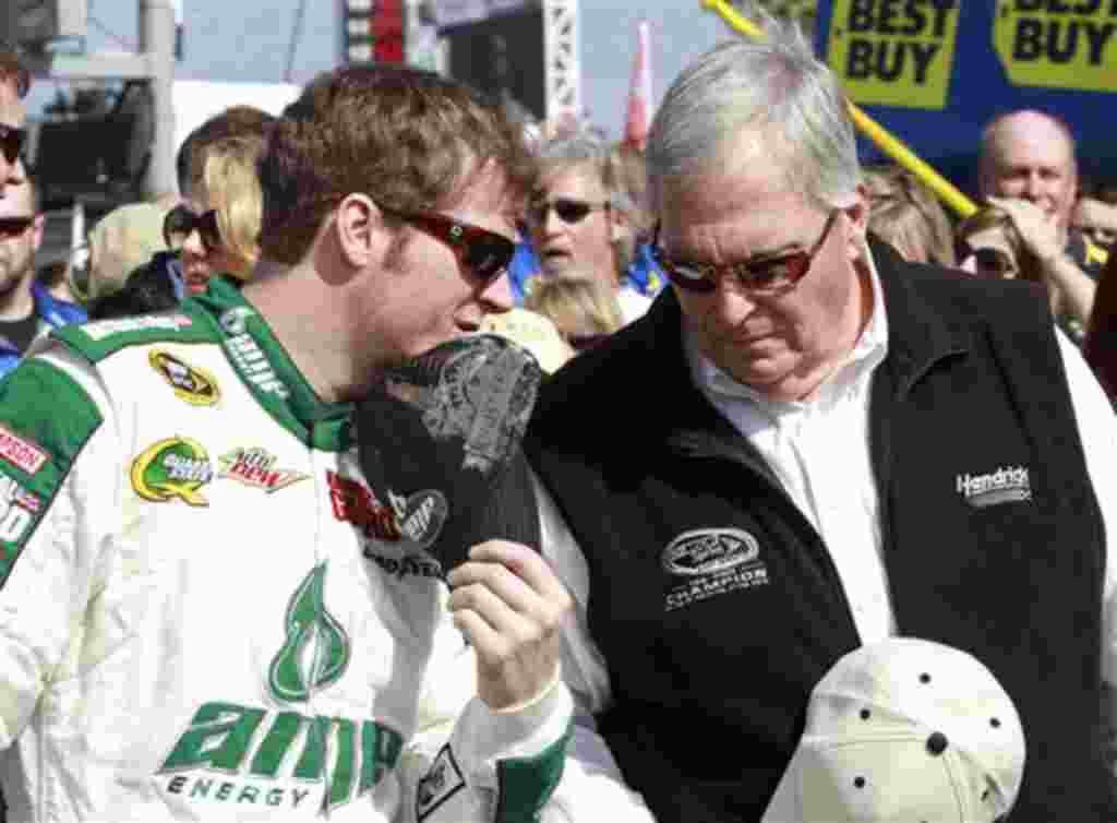 Dale Earnhardt, Jr. habla con el dueño del equipo Rick Hendrick antes de la carrera clasificatoria.