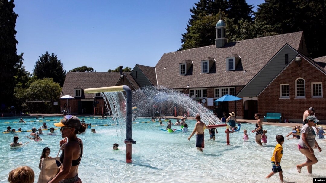 Ratusan orang berenang di kolam renang di tengah gelombang panas di Portland, Oregon, 27 Juni 2021.