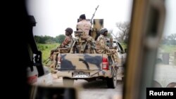 Un véhicule de convoi de l'armée nigériane avec un canon anti-aérien près de Bama, dans l'État de Borno, au Nigéria, le 31 août 2016.