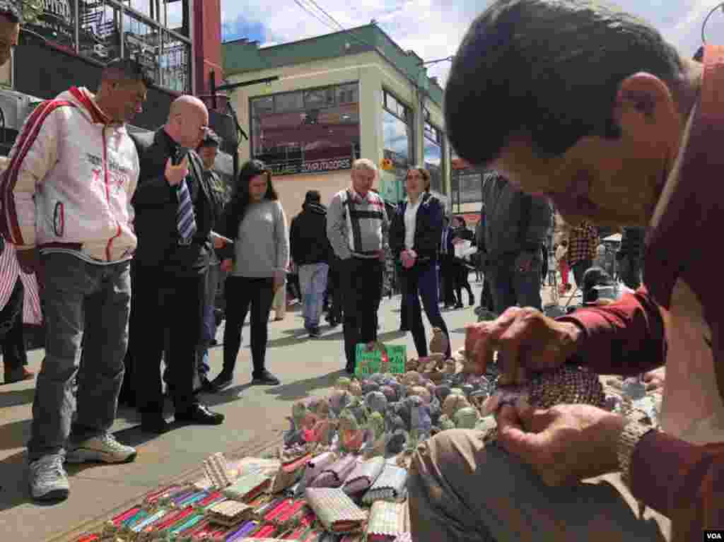 La mayoría de los compradores, según Luis Orlando, son los turistas que llegan a Bogotá y vienen de otros países.