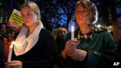 英国民众在伦敦内政部外点燃蜡烛悼念在埃塞克斯郡一辆卡车货柜里发现的39名中国人死难者。（2019年10月24日）