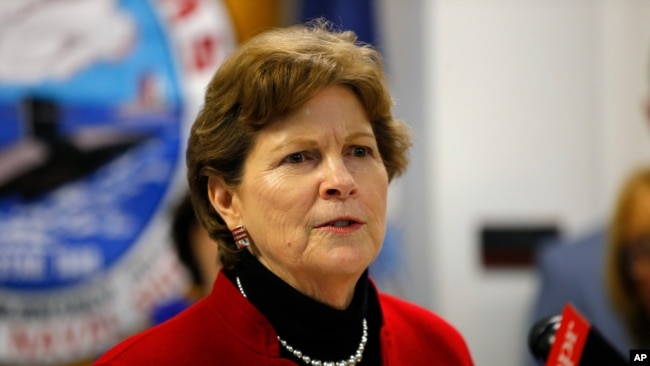 ARCHIVO - La Senadora Jeanne Shaheen, demócrata por New Hampshire, habla en el Astillero Naval de Portsmouth, el 3 de mayo de 2019, en Kittery, Maine.