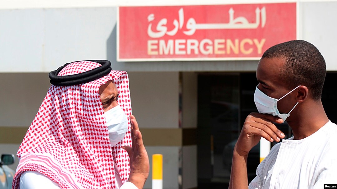 Para pria di Dammam, Arab Saudi mengenakan masker wajah untuk menghindari virus korona (MERS-CoV).