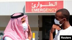 Para pria di Dammam, Arab Saudi mengenakan masker wajah untuk menghindari virus korona (MERS-CoV).