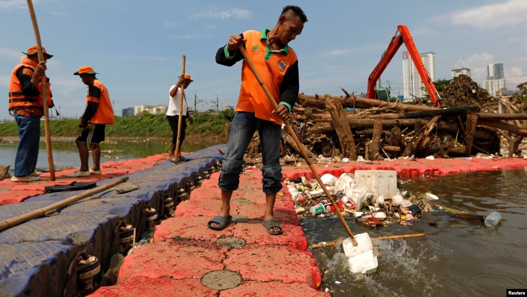 Para petugas membersihkan sungai yang tercemar oleh sampah plastik dan styrofoam (foto: ilustrasi). 