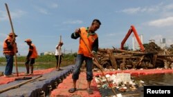 Para petugas membersihkan sungai yang tercemar oleh sampah plastik dan styrofoam (foto: ilustrasi). 