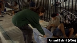 Volunteer Olivia Munoz from the organization Brothers of the Street distributes some blankets among the homeless in Miami, Florida. (Antoni Belchi/VOA)