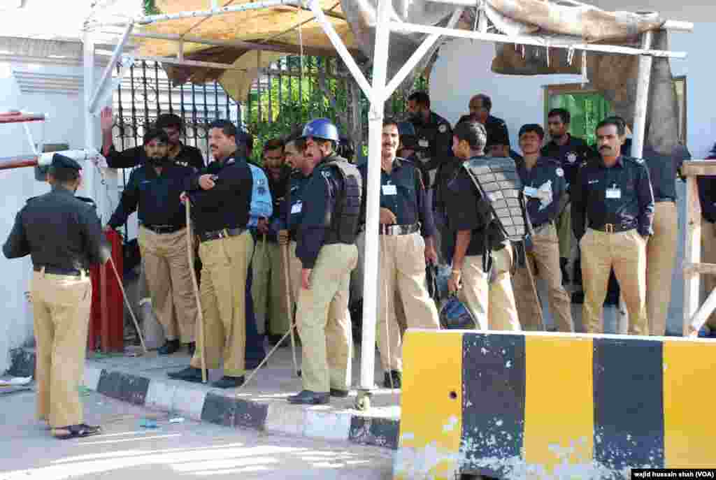 امن و امان کی صورتحال کو قابو میں رکھنے کے لیے اسلام آباد میں پنجاب اور کشمیر سے بھی اہلکار طلب کیے گئے ہیں۔