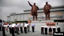 북한 전승절에 북한 주민들이 만수대 언덕에서 김일성, 김정일 동상에 참배하고 있다.