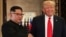 Presiden AS Donald Trump (kanan) dan pemimpin Korea Utara Kim Jong Un dalam pertemuan pertama di Singapura, 12 Juni 2018. 