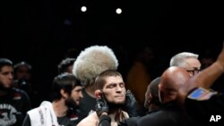 Khabib Nurmagomedov diperiksa sebelum melawan Conor McGregor dalam pertarungan seni bela diri campuran ringan di UFC 229 di Las Vegas, Sabtu, 6 Oktober 2018. (Foto: AP/John Locher)