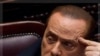 Itália: Berlusconi promete demitir-se