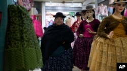 Celia Jaliri Choque espera a los clientes en su tienda de ropa para cholitas en La Paz, Bolivia, el sábado 29 de junio de 2024. [Archivo]