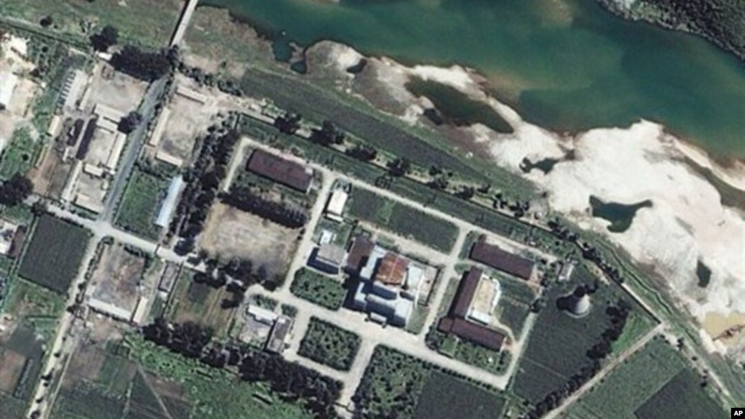 Fasilitas nuklir Korea Utara di Yongbyon, utara Pyongyang (Foto: dok). Korut mengatakan akan kembali melakukan percobaan nuklir ke-3, menanggapi pengetatan sanksi PBB yang dikeluarkan hari Selasa (22/1).