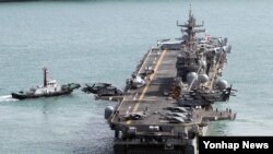 지난 2016년 3월 미 해군 7함대 강습상륙전단 본험리처드함(4만1천t급)이 미한 연합훈련인 독수리 훈련의 하나로 실시되는 쌍용훈련에 참가하려고 해군 부산기지를 나서고 있다.