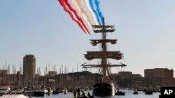 La llama olímpica llegó al Puerto Viejo de Marsella en un barco de tres mástiles procedente de Grecia. Aviones de vuelo acrobático del equipo de Patrouille de France sobrevoló la nave Belem del siglo XIX durante la ceremonia de recibimiento, el miércoles 8 de mayo.