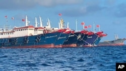 在这张在由菲律宾国家特遣部队-西菲律宾海提供的照片中，大批中国船只停泊在南中国海有争议的惠特森礁 (Whitsun Reef，中国称牛轭礁，菲律宾称朱利安·费利佩礁）。（2021年3月27日）