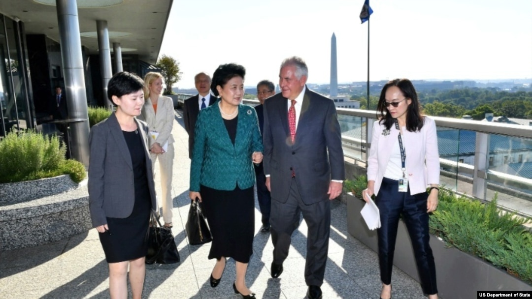 2017年9月28日美国国务卿蒂勒森（右二）和中国国务院副总理刘延东在美国与中国社会文化对话工作早餐前交谈 (国务院图片)