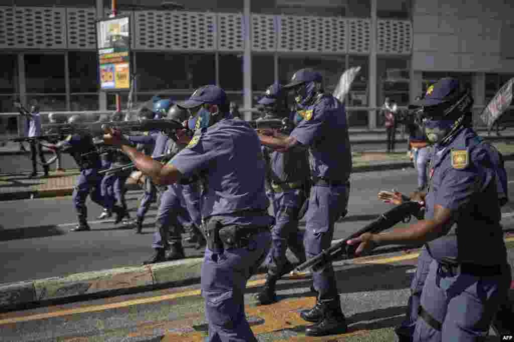남아프리카 공화국 경찰들이 고무탄을 쏘며 요하네스버그에서 대학생 시위대를 해산시키고 있다. 시위대는 수업료가 밀린 학생들의 등록을 거부하는 학교 방침에 항의했다.