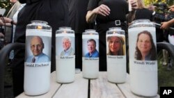 Svijeće sa likovima i imenima petoro novinara koji su ubijen u napadu na Kapital Gazetu 2018. godine. (Foto: AP/Jose Luis Magana/Arhiva)