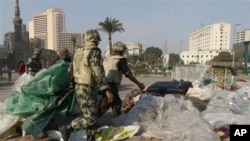 Des soldats égyptiens démontant les tentes des manifestants sur la place Tahrir