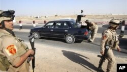 지난 25일 이라크 바스라에서 차량 검문 중인 이라크 군인들. (자료 사진)