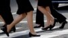 Para karyawan perempuan mengenakan sepatu berhak di kawasan bisnis di Tokyo, Jepang, 4 Juni 2019. (Foto: Kim Kyung-Hoon/Reuters)