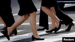 Para pekerja perempuan mengenakan sepatu berhak di kawasan bisnis di Tokyo, Jepang, 4 Juni 2019. (Foto: Kim Kyung-Hoon/Reuters)