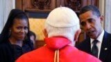 Вважається, що найбільші шанси стати новим папою має 64-річний темношкірий кардинал Пітер <a href="http://ru.wikipedia.org/wiki/%D0%A2%D0%B0%D1%80%D0%BA%D1%81%D0%BE%D0%BD,_%D0%9F%D0%B8%D1%82%D0%B5%D1%80_%D0%9A%D0%BE%D0%B4%D0%B2%D0%BE_%D0%90%D0%BF%D0%BF%D0%B8%D0%B0%D1%85" target="_blank">Тарксон</a> з Гани.