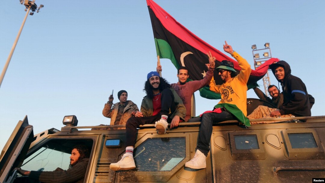 Warga Libya merayakan 6 tahun revolusi jatuhnya rezim Gaddafi di Benghazi, meski negara ini tidak juga reda dari konflik (foto: ilustrasi). 