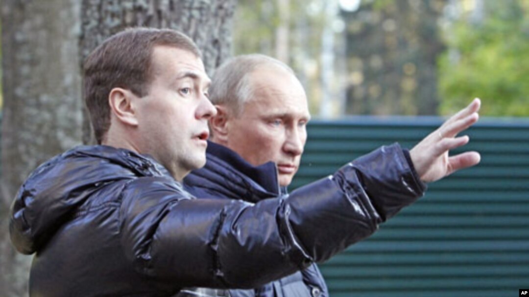 Russia's President Dmitry Medvedev (L) and Prime Minister Vladimir Putin walk at the residence in Zavidovo, in the Tver region, Russia, September 24, 2011.