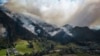 El humo se eleva desde un incendio que arde en las laderas de las montañas que rodean Nemocón, al norte de Bogotá, Colombia, el 23 de enero de 2024.