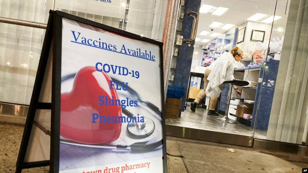 Arhiva - Apoteka u Njujorku nudi vakcine protiv Kovida 19, gripa, A pharmacy in New York City offers vaccines for COVID-19, flu, osipa i zapalenja pluća, 6. decembra 2021.