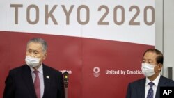 Ketua Panitia Penyelenggara Olimpiade 2020 Tokyo (TOGOC) Yoshiro Mori (kiri) dan CEO Toshiro Muto memberikan keterangan kepada media di markas besar TOGOC di Tokyo, 28 Januari 2021.