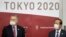 Chủ tịch Uỷ ban Tổ chức Olympic Tokyo Yoshiro Mori (trái) và Giám đốc Điều hành Toshiro Muto trò chuyện với truyền thông sau cuộc họp trực tuyến với Chủ tịch Ủy ban Olympic Quốc tế Thomas Bach, tại Tokyo hôm 28/1/2021. (Takashi Aoyama/Pool Photo via AP)