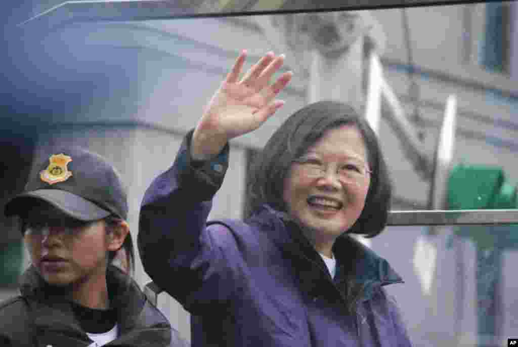 民進黨總統候選人蔡英文在台北市掃街拜票，向民眾揮手