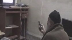 تصویری از یک ویدیو به دست آمده از مخفیگاه اسامه بن لادن در پاکستان که او را در حال تماشای تلویزیون نشان می دهد