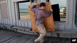 플로리다 해안가의 한 주민이 허리케인 도리안으로 인한 피해에 대비하고 있다. 