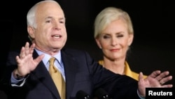 Senator John McCain,(bitaa) fi jaartii isaa Cindy MaCain duula filannoo pireizdaantummaa 2008 irratti.