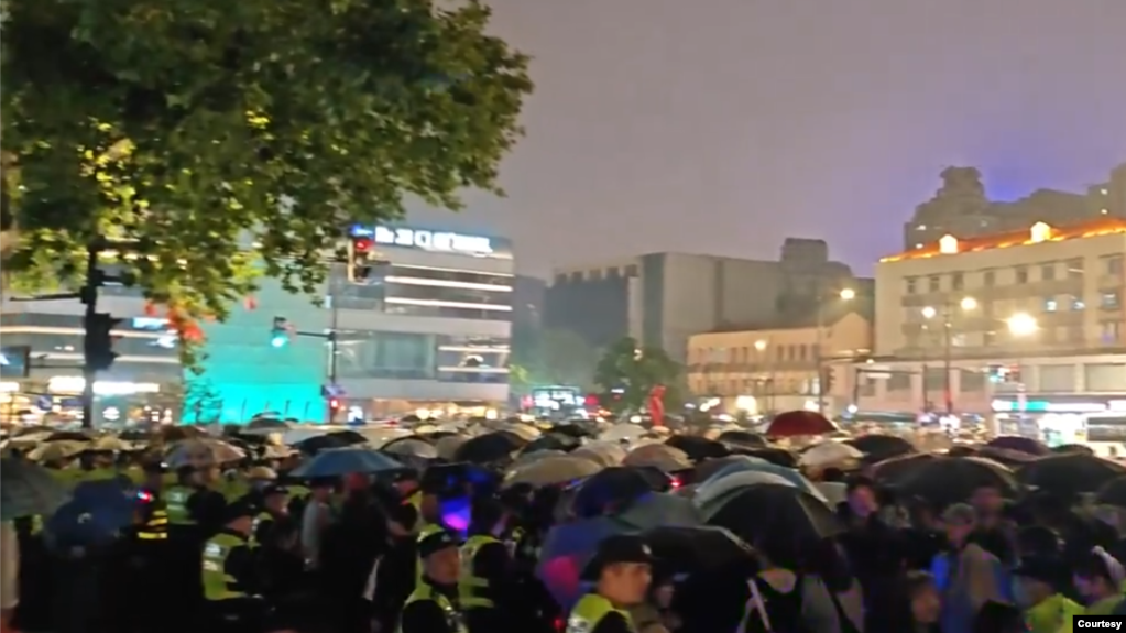 2024年10月26日,上海中山公园挤满了庆祝万圣节的年轻人,当局出动大量警察,每隔几米就有一名警察站岗 。 (照片来自李老师不是你老师的X平台)