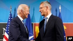 Президент Джо Байден и генеральный секретарь НАТО Йенс Столтенберг (архивное фото) 