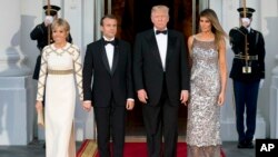 El presidente de EE.UU. Donald Trump, su esposa Melania Trump reciben en la Casa Blanca al presidente de Francia Emmanuel Macron y su esposa Brigitte, para la primera cena de estado de su administración.