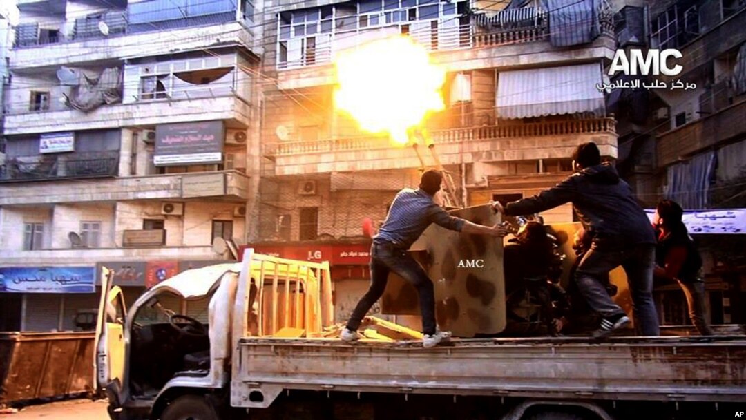 Pasukan pemberontak Suriah menembak ke arah pesawat milik pasukan pemerintah Suriah di Aleppo, Suriah (1/2). Pasukan pemerintah Suriah dilaporkan terus melancarkan serangan udara ofensif di wilayah ini, Senin (3/2).