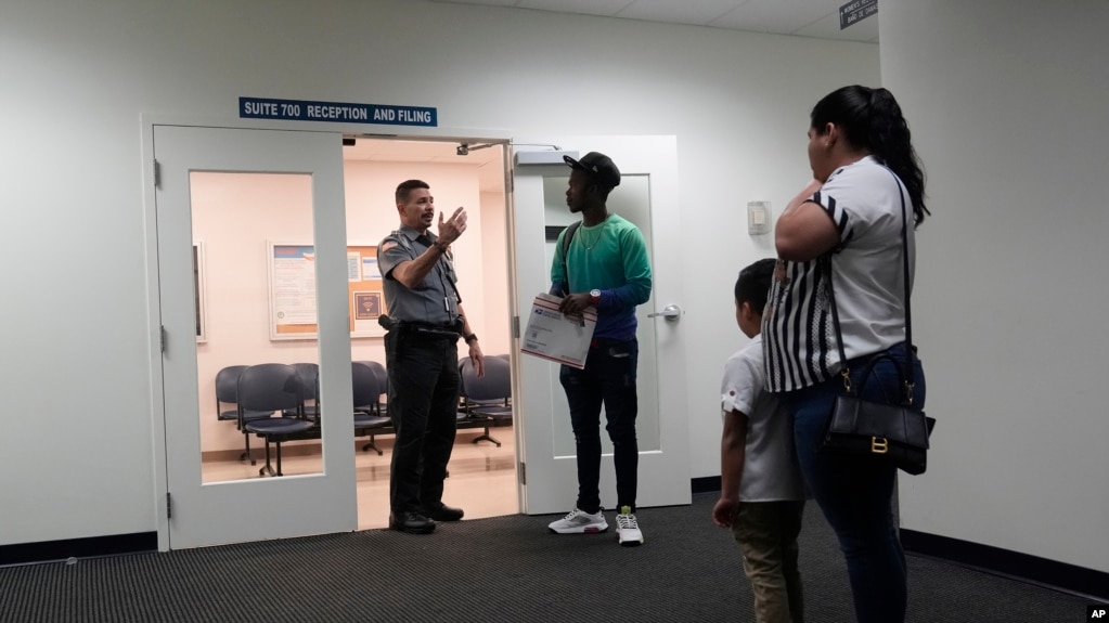 Un oficial orienta a las personas en un tribunal de inmigración en Miami, el 10 de enero de 2024.
