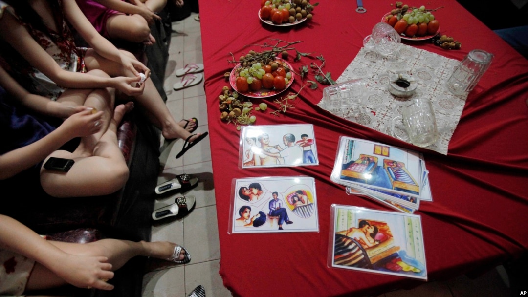 Un grupo de trabajadores sexuales en Vietnam recibe una clase sobre protección en las relaciones sexuales de una organización de ayuda contra el VIH-SIDA en Ho Chi Minh City. Foto AP/David Guttenfelder.