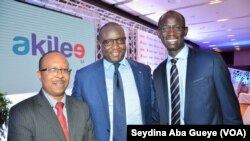 Mouhamadou Makhtar Cissé, DG de Sénélec, au milieu, avec les promoteurs d’Akilee, Samba Laobé Ndiaye et Amadou Ly, à Dakar, Sénégal, 6 septembre 2017. (VOA/Seydina Aba Gueye)