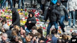 比利时右翼示威者在纪念布鲁塞尔恐袭事件死难者的场地踩踏民众献上的鲜花 (2016年3月27日)