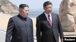 Le président chinois Xi Jinping et le dirigeant nord-coréen Kim Jong Un se rencontrent à Dalian, province du Liaoning, Chine, sur cette photo publiée par Xinhua le 8 mai 2018. 